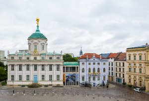 Rathaus, Kulturhaus mit Erweiterung und das Knobelsdorffhaus, Potsdam, Luftaufnahme — Raimond Spekking & Elke Wetzig (CC BY-SA 4.0)